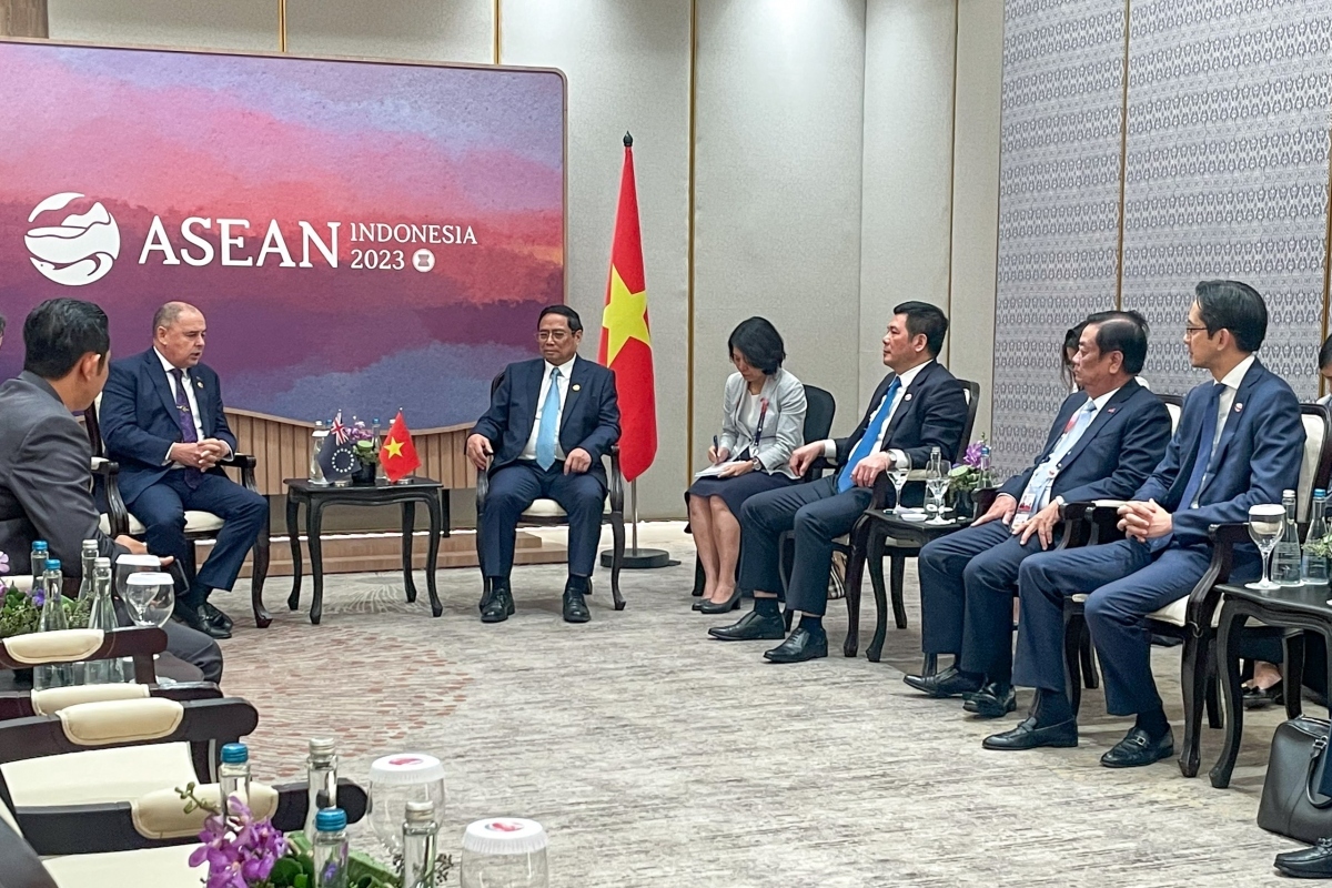 Prime Minister Pham Minh Chinh (R) and his counterpart from the Cook Islands Mark Brown 