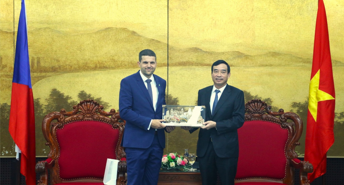 Chairman of the Da Nang People's Committee Le Trung Chinh (right) presents souvenir to Minister of Environment of the Czech Republic Petr Hladik. (Photo: T.PHUONG)