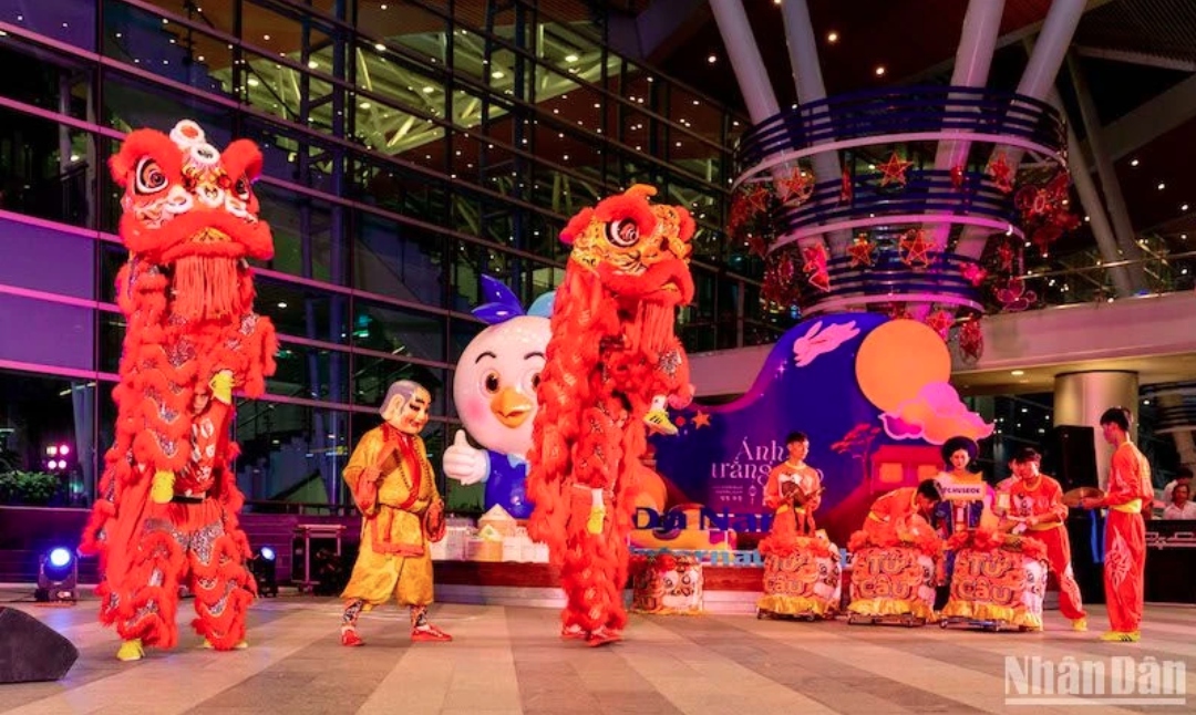 Lion dances at the international passenger terminal at Da Nang International Airport (Photo: Nhandan.vn)