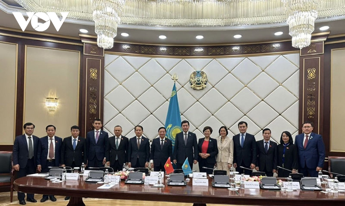 Delegates at the meeting between NA Vice Chairman Nguyen Khac Dinh and Speaker of the lower house of Kazakhstan’s parliament Erlan Zhakanovich Koshanov