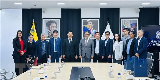 The Viglacera delegation poses for a photo with representatives of the Venezuelan Ministry of Industry and Production. (Photo: VNA )