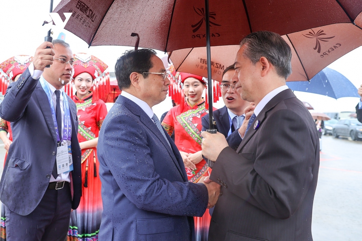 Chinese Ambassador to Vietnam Hung Ba welcomes Prime Minister Pham Minh Chinh at Nanning airport