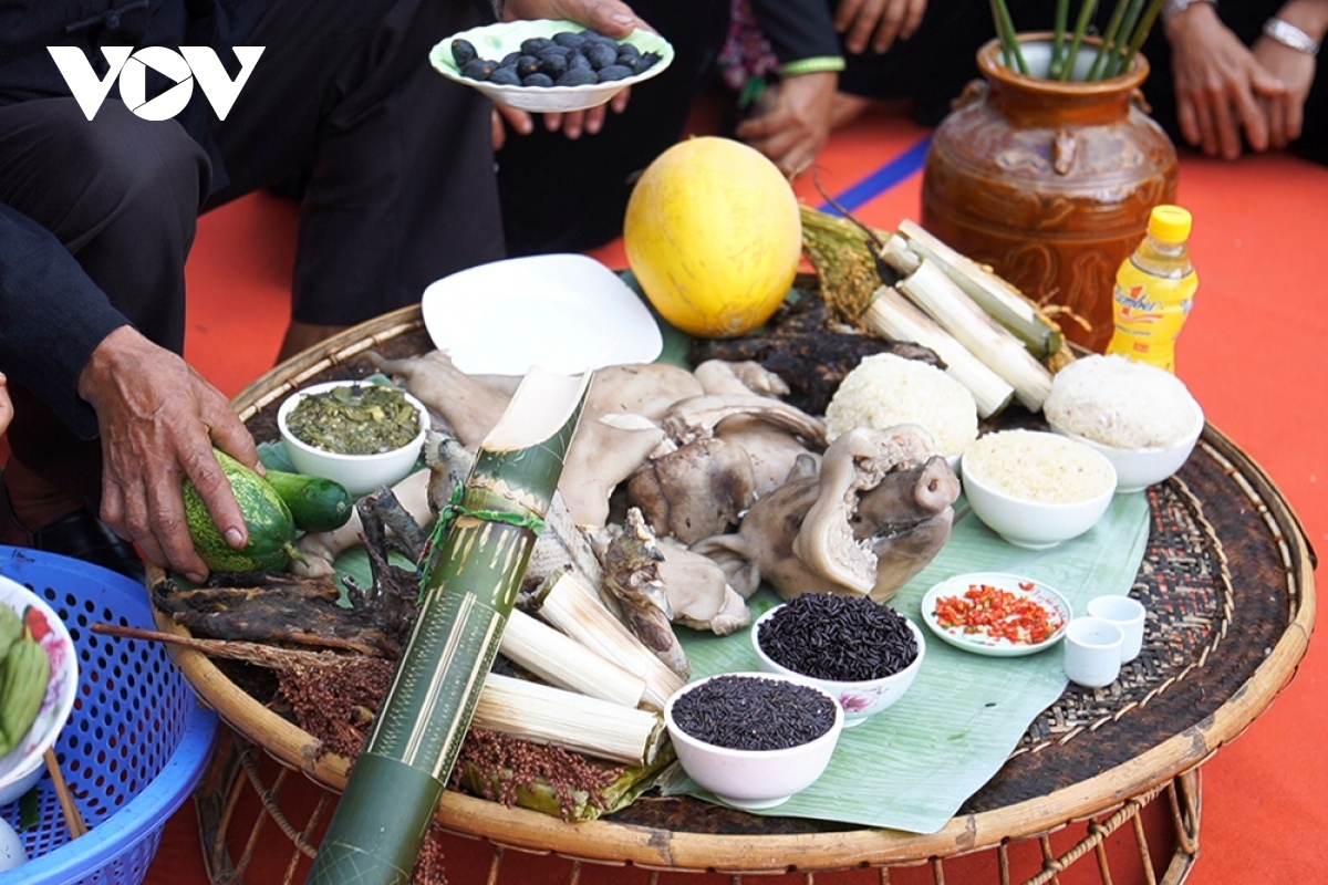 A food tray represents the Kho Mu ethnic culture and is an integral part of the important cultural occasion.