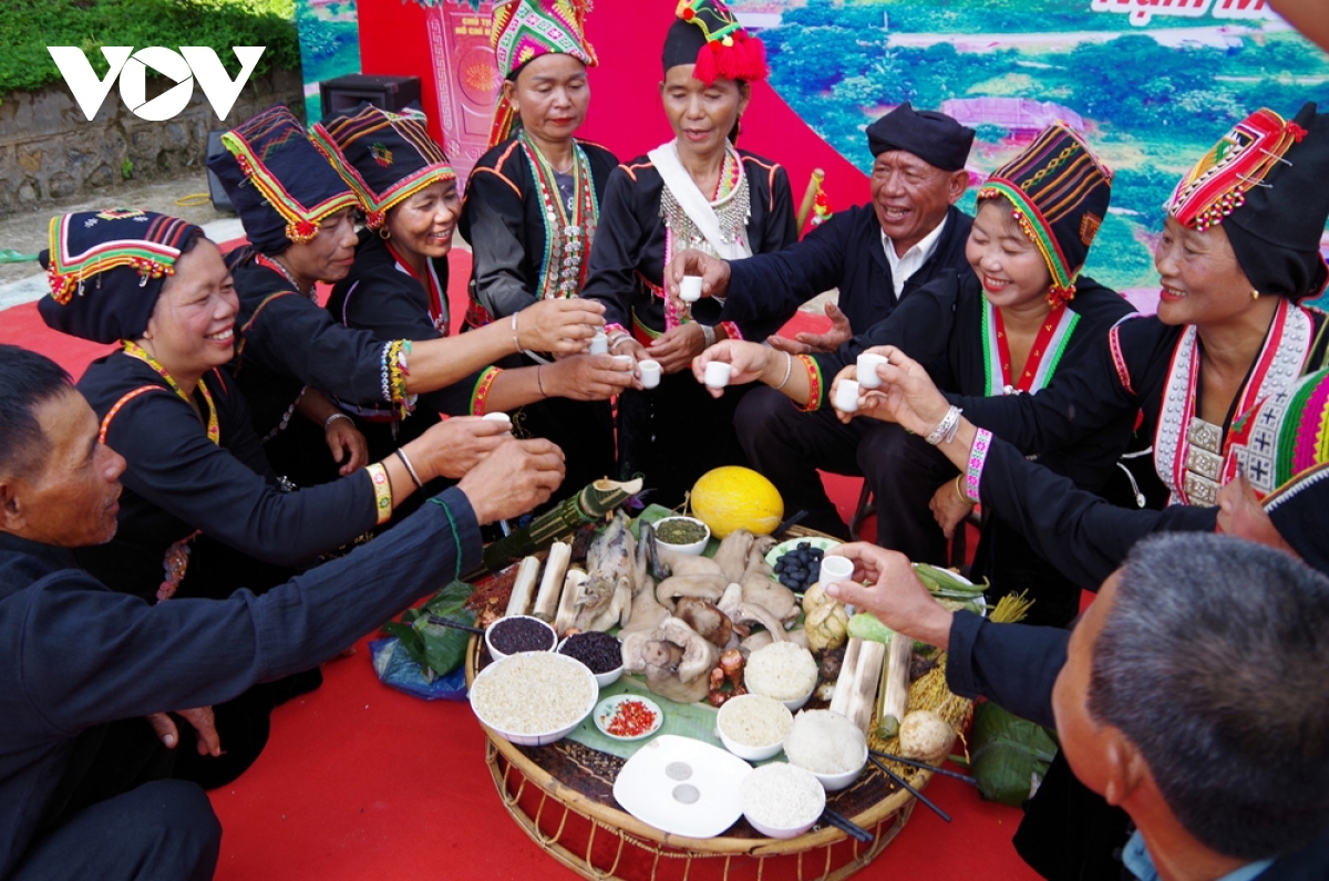 The tray is meant to symbolise both happiness and wealth.