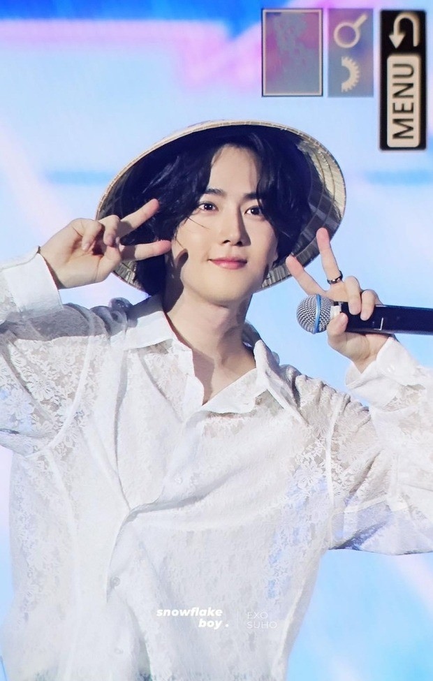 EXO leader Suho has posted a photo of him wearing a conical hat of Vietnam