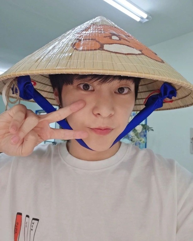 EXO member Xiumin has posed for a photo with a fan gift- a conical hat 