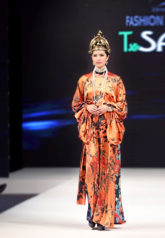 Juri Watanabe, Miss Universe Japan 2021, opens local designer Ho Tran Da Thao’s fashion show.