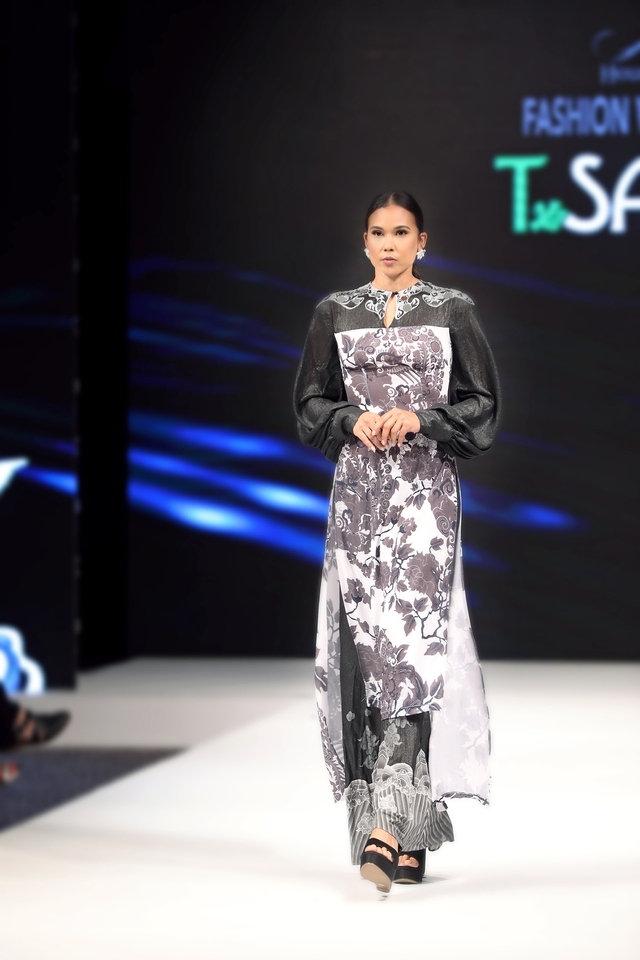 Thao makes use of the traditional patterns from the 16th to 19th century on modern materials, including lotus fabric, silk, chiffon, and tussah silk in her collection.