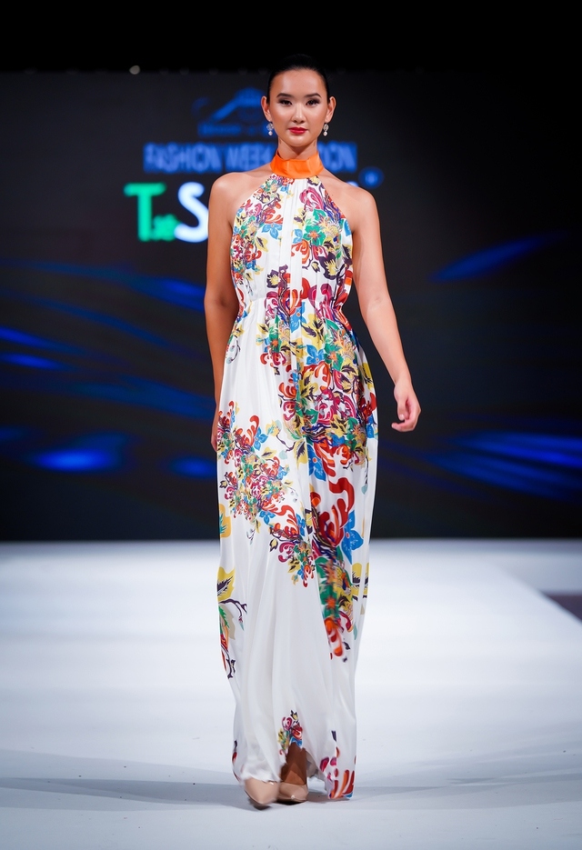Thao, 44, first establishes her name in the fashion industry in 2004 as she becomes the winner of the Vietnam Competition of the Mercedes Benz Asia Fashion Award.