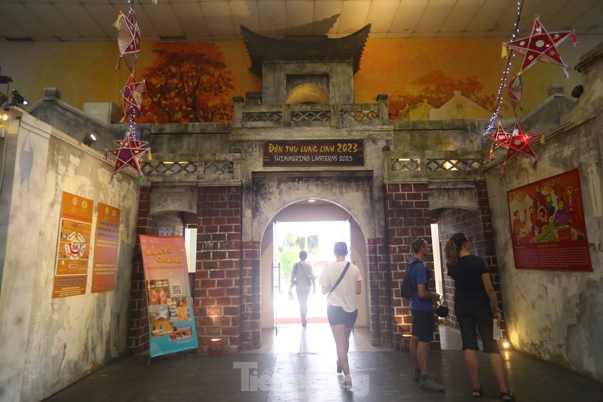 The event organised by the Thang Long-Hanoi Heritage Conservation Centre opens with the theme of “Đèn thu lung linh” (Shimmering lanterns) 2023.
