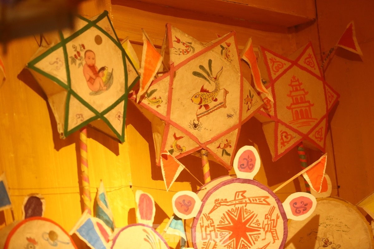 Some mid-autumn lanterns from the old times have been restored for the display.