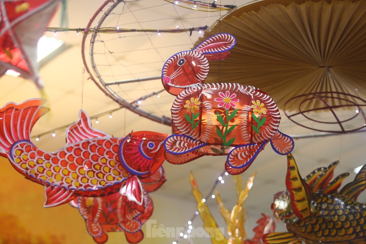 Traditional animal-shaped lanterns draw plenty of attention from children.