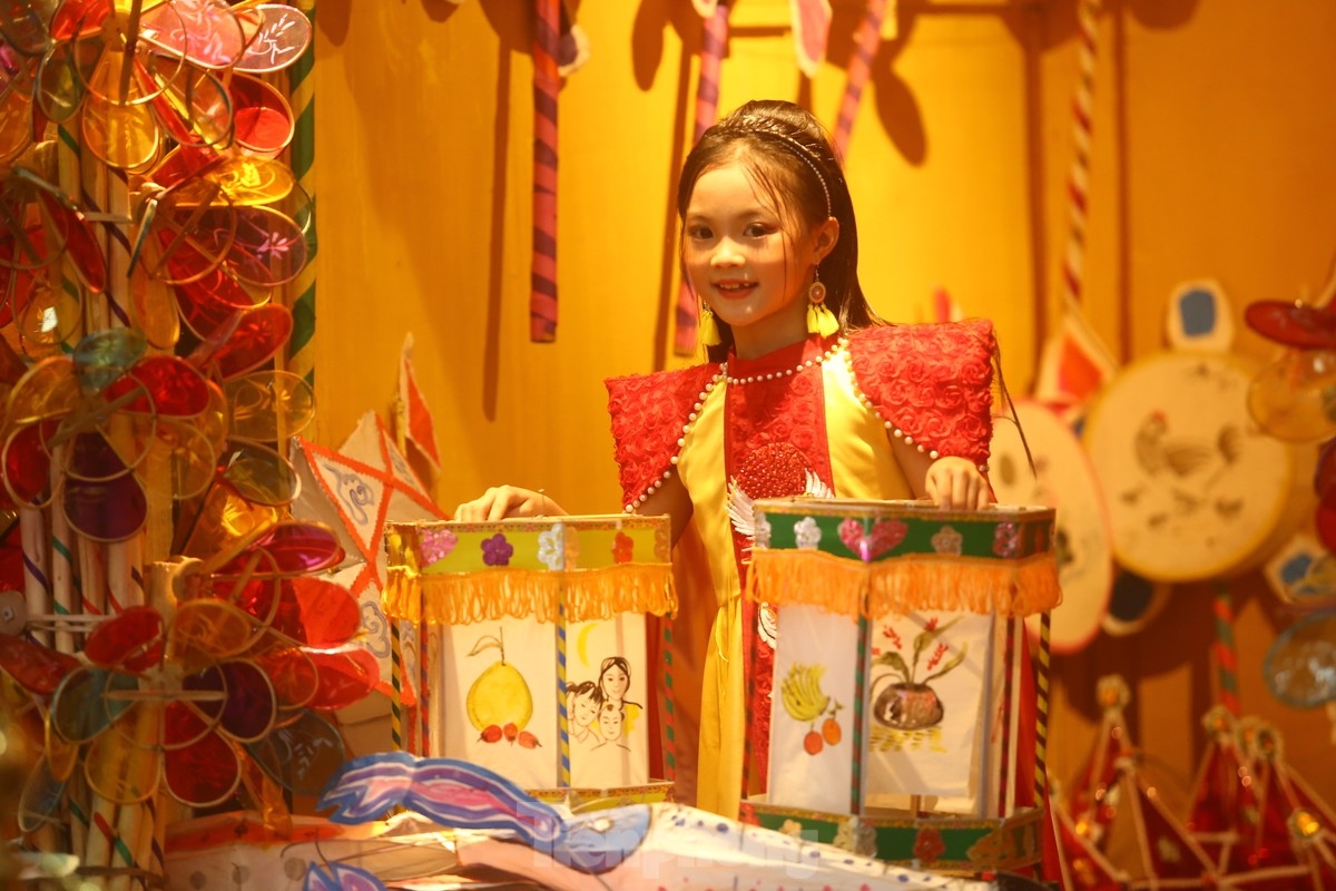 The celebration is scheduled to last until September 29, or the 15th day of the eighth lunar month.