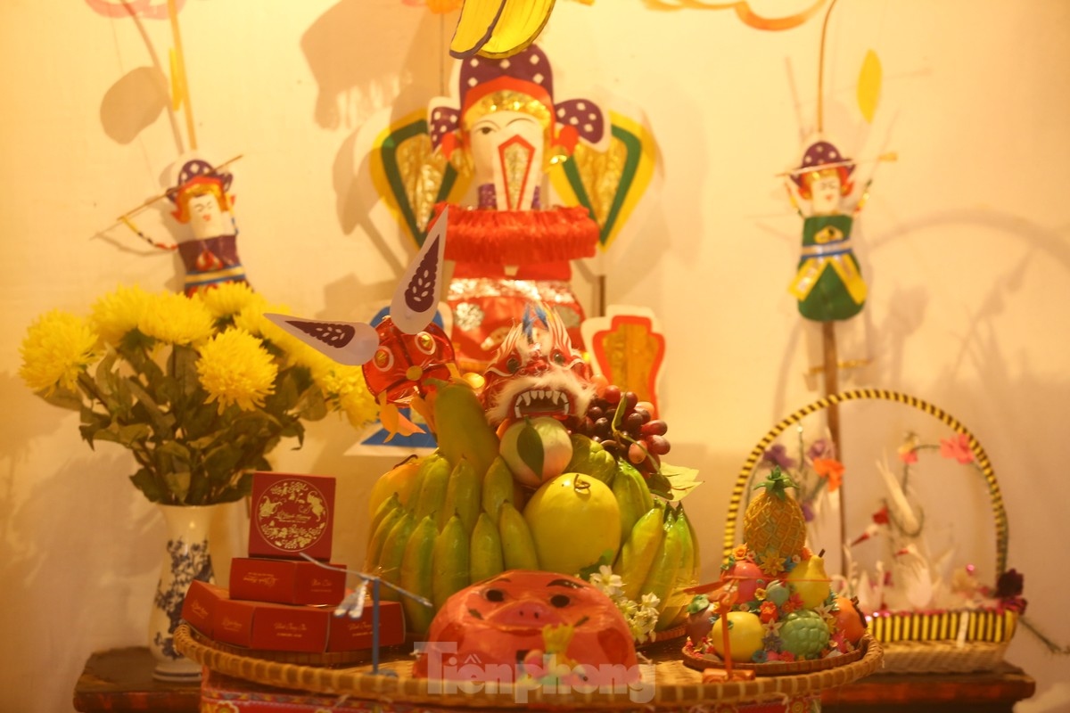 Trays go on show featuring various traditional fruits of the Mid-Autumn Festival as arranged by artisans.
