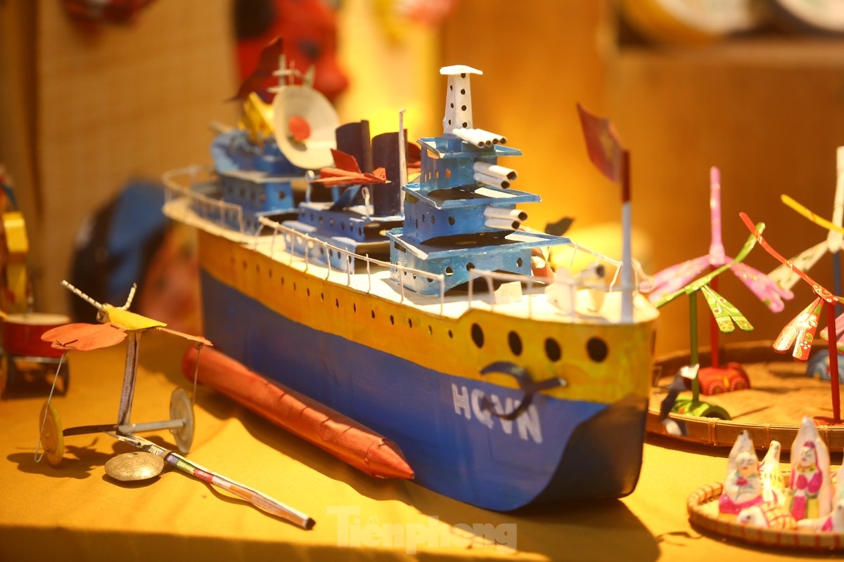 An iron ship brings back childhood memories of people born in the 1980s.