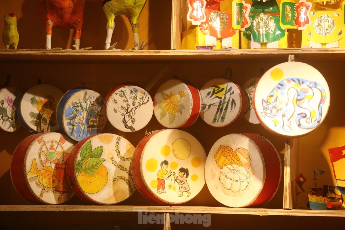 A drum set features animal motifs, along with images of lantern parades.