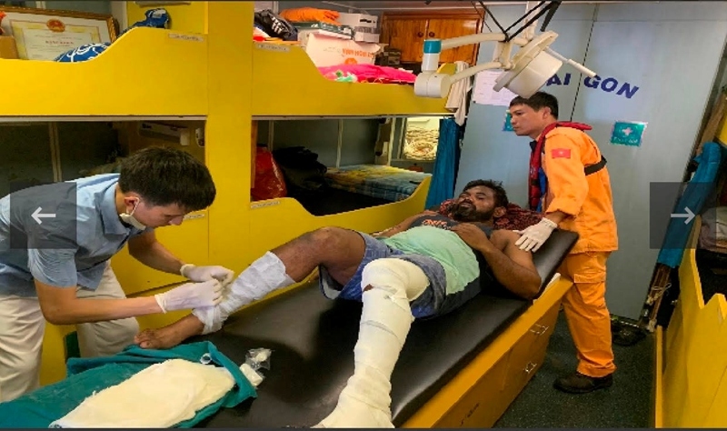 An Indian sailor receives treatment from Vietnamese doctors (Photo: dangcongsan.vn)