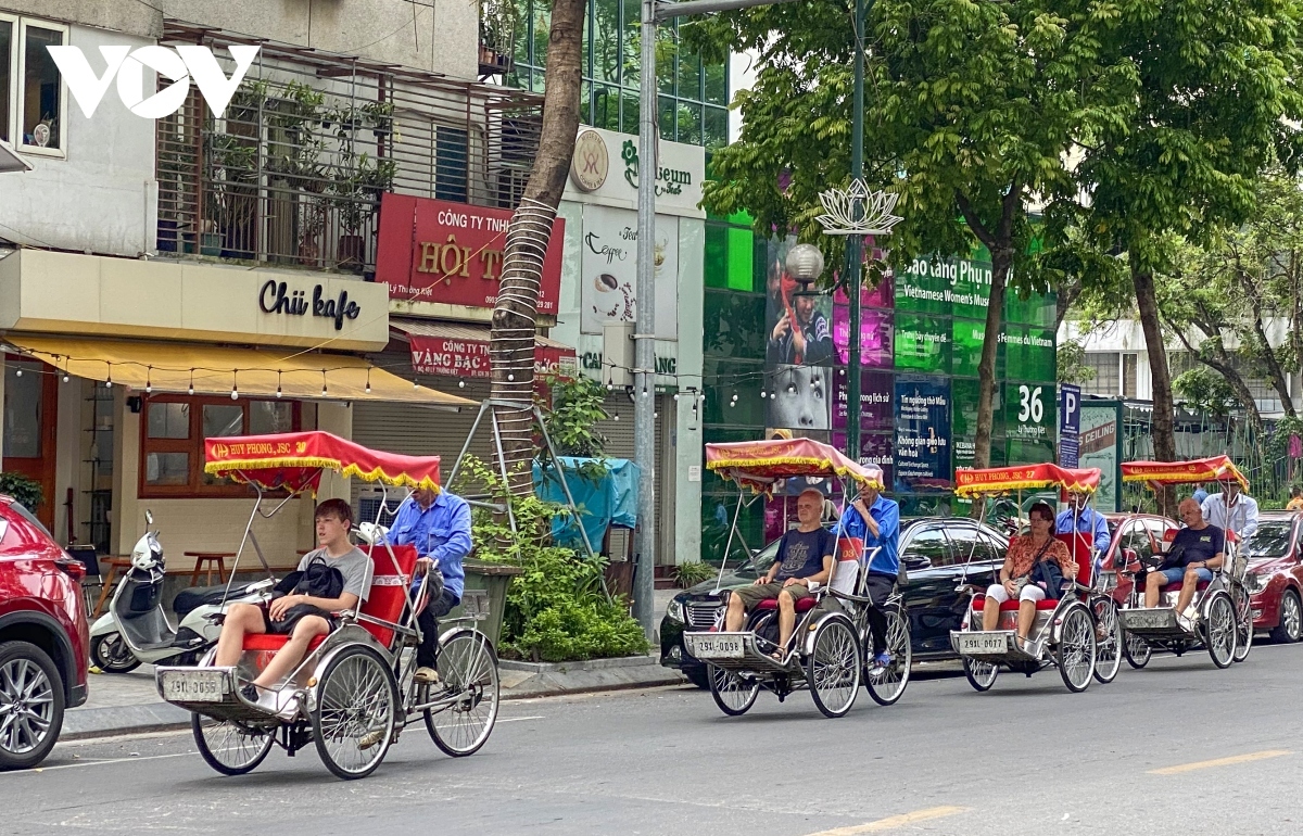 Foreigners taking cyclos are excited to make a tour around Hanoi