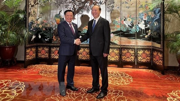 Dinh Tien Dung (L), Politburo member of the Communist Party of Vietnam Central Committee and Secretary of the Hanoi Party Committee, and Huang Kunming, Politburo member of the Communist Party of China Central Committee and Secretary of the Guangdong Party Committee. (Photo: VNA)