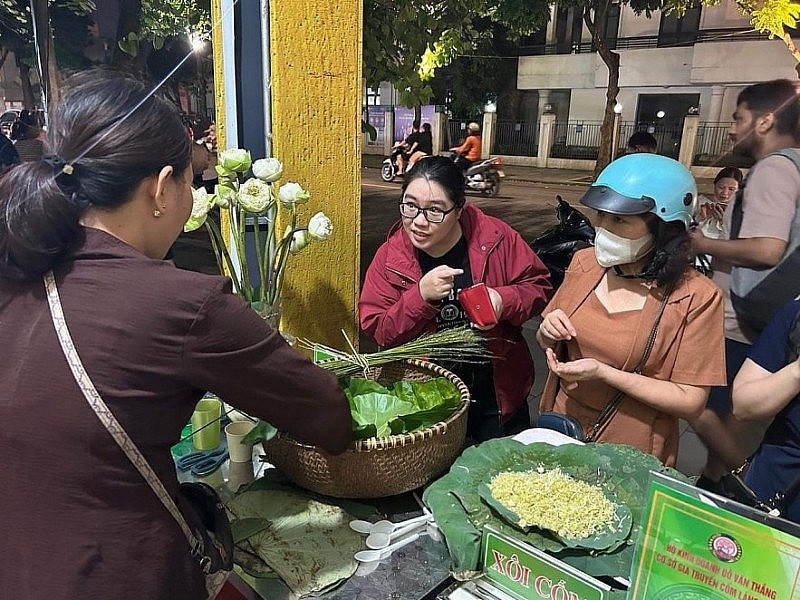 Many visitors are eager to discover the specialties on offer in Hanoi during the autumn. (Photo: Congthuong.vn)