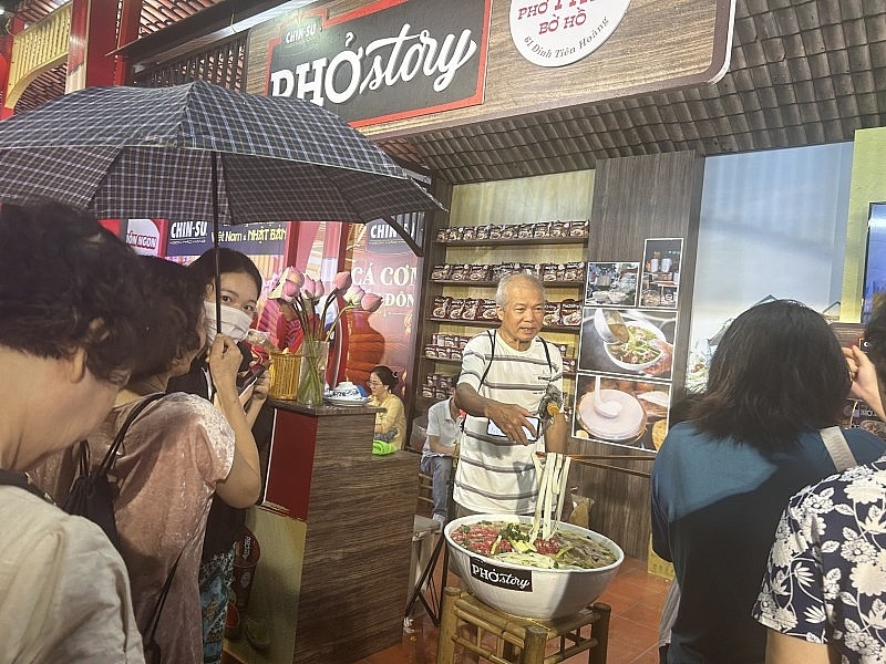 A Phở stall draws plenty of locals and tourists keen to sample the famous delicacy. (Photo: Congthuong.vn)