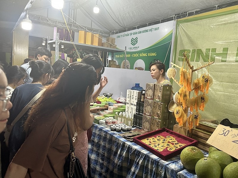 Along with a range of tourism products, typical handicrafts and souvenirs of the capital are introduced across 150 booths situated in Dinh Tien Hoang street and the areas surrounding Hoan Kiem (Returned Sword) Lake. (Photo: Congthuong.vn)