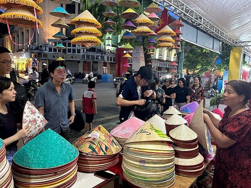 Foreigners are excited to learn about the Nón Lá (palm-leaf conical hat). (Photo: Congthuong.vn)