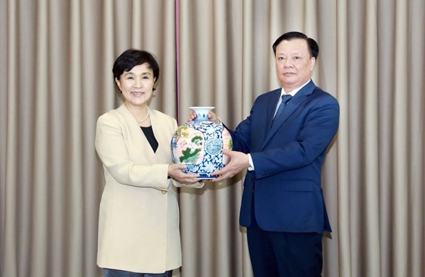 Secretary of the Hanoi Party Committee Dinh Tien Dung (right) and ambassador of the RoK's prefecture Gyeonggi Kang Kum-sil. (Photo: VNA)