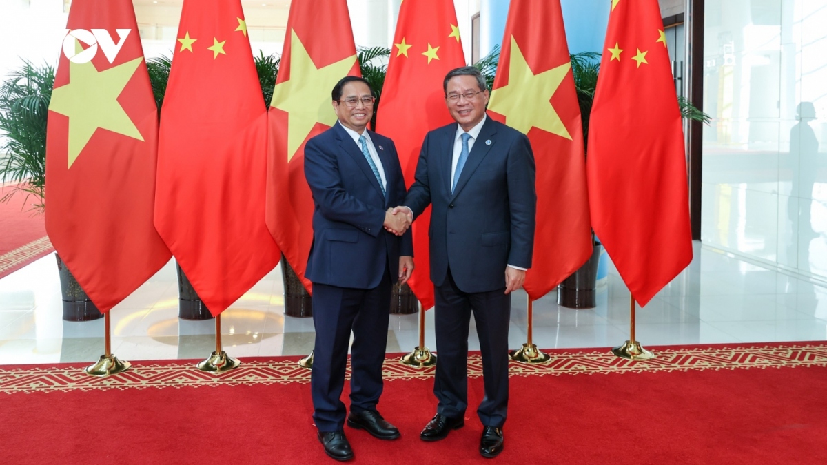 Prime Minister Pham Minh Chinh (L) and Chinese Premier Li Qiang