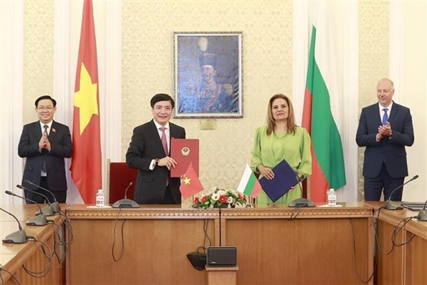 NA Chairman Vuong Dinh Hue (left) and his Bulgarian counterpart Rosen Zhelyazkov (right) witness the signing of cooperation documents. (Photo: VNA)
