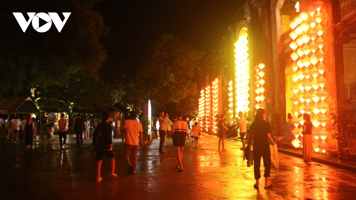 Heavy rain cannot prevent visitors from coming to the Hue Imperial Citadel to explore the lantern festival.