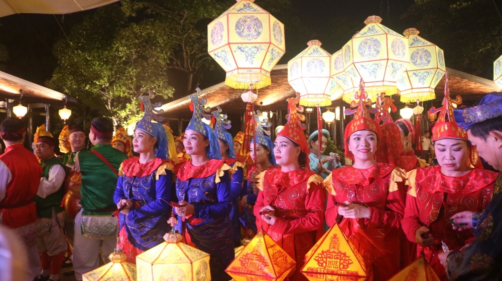 The Hue lantern festival is held from September 25 to 30, recreating the Mid-Autumn Festival celebration from the old times.