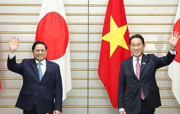 Vietnamese Prime Minister Pham Minh Chinh (L) and his Japanese counterpart Kishida Fumio. (Photo: VNA)