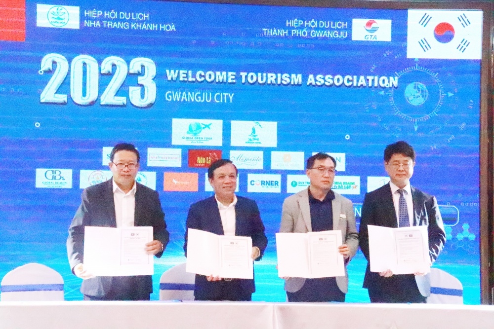 Representatives of Gwangju City Tourism Association and Nha Trang - Khanh Hoa Tourism Association sign an MoU on tourism development