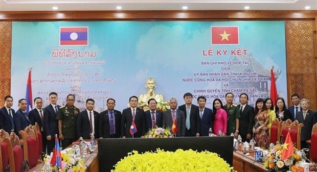 Leaders of the Central Highlands province of Kon Tum and Laos’s southern province of Champassak pose for group photo at the signing ceremony. (Photo: VNA)