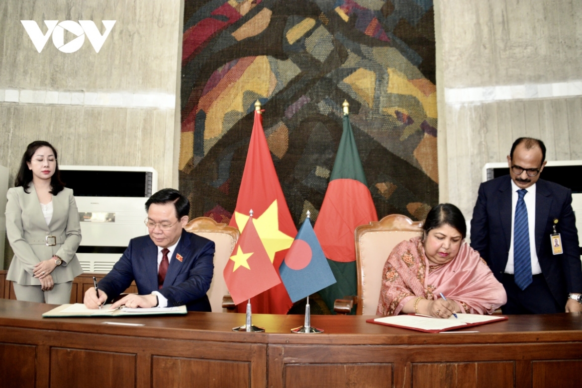 NA Chairman Hue and his Bangladeshi counterpart sign a Memorandum of Understanding (MoU) on cooperation between the two legislative bodies