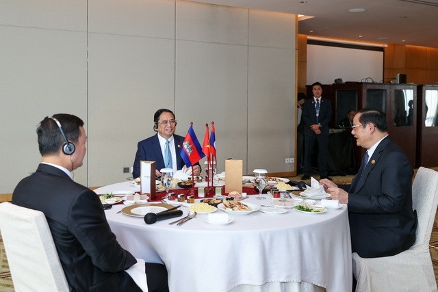 Prime Minister Pham Minh Chinh (C) has a working breakfast with his Lao counterpart Sonexay Siphandone (R) and his Cambodian counterpart Hun Manet (Photo: VGP)