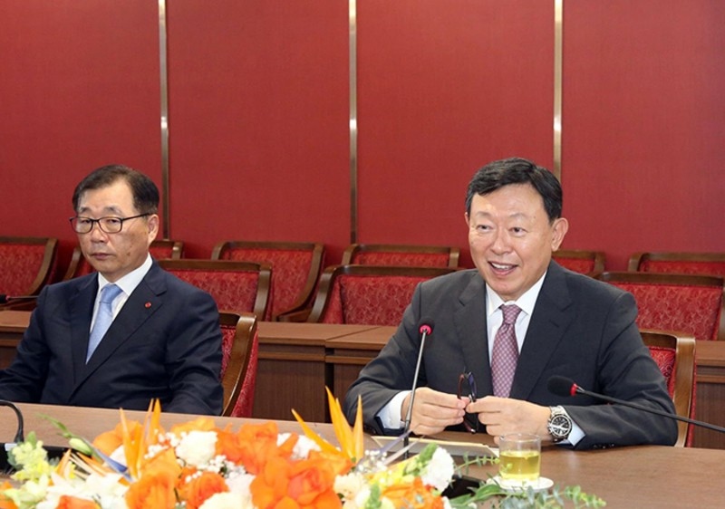 Chairman of Lotte Group Shin Dong-bin addresses the meeting (Photo:  Hanoi.gov)