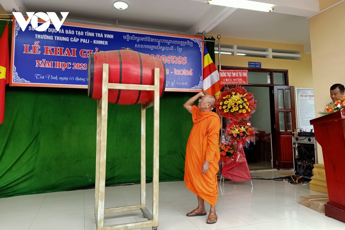 The principal of Pali-Khmer school in Tra Vinh province beats the drum to kick off the new school year at an opening ceremony held on September 5.