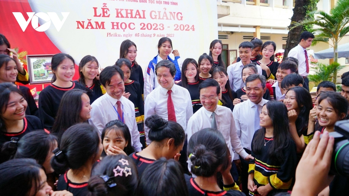 President Vo Van Thuong and Minister of Education and Training Nguyen Kim Son share the joy with students at the start of a new school year at the Boarding High School for Ethnic Minority in Gia Lai province.