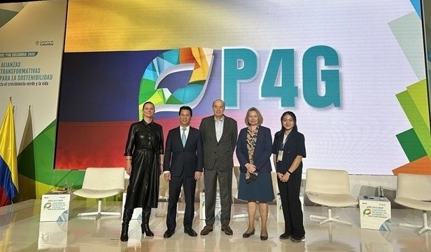 Vietnamese Minister of Natural Resources and Environment Dang Quoc Khanh (second from left) and other delegates to the third P4G Summit in Bogota, Colombia. (Source: Ministry of Natural Resources and Environment )
