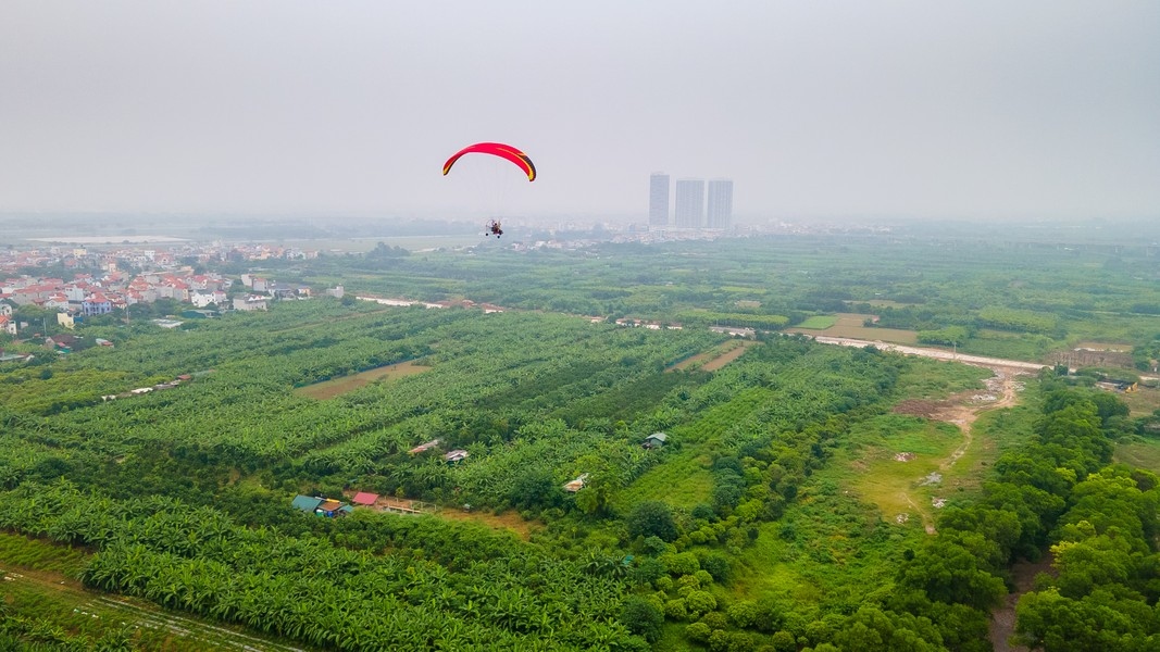 Passengers can bask in the breathtaking landscape of Hanoi below them as they enjoy a bird’s-eye view while flying together with a professional pilot.