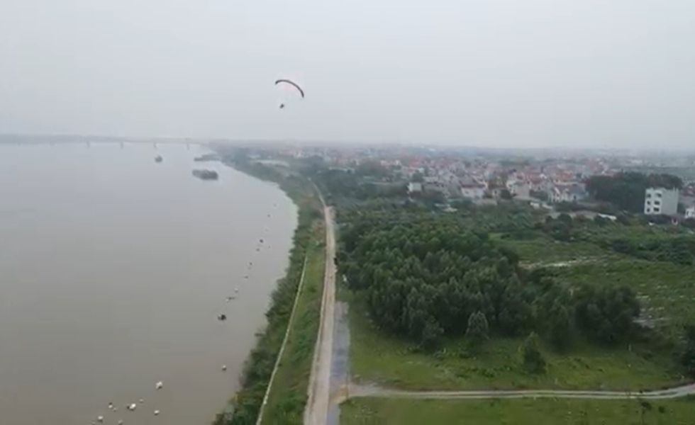 The Paramotor Gliding service is held in Hai Boi commune of Dong Anh district in Hanoi.