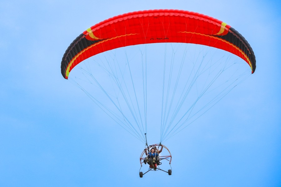 Flying over Hanoi can create an unforgettable experience for any adventurous tourist, allowing them to discover the beauty of Nhat Tan bridge, Thang Long bridge, and Red River from high above.