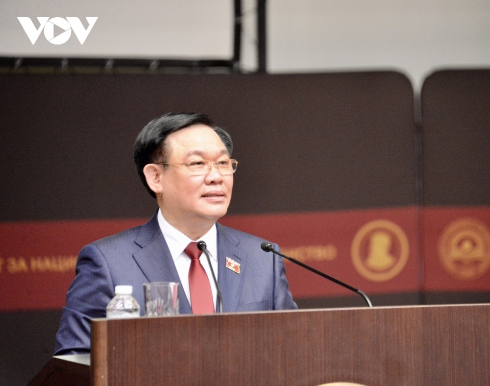 NA Chairman Vuong Dinh Hue speaking at the University of National and World Economy in Sofia