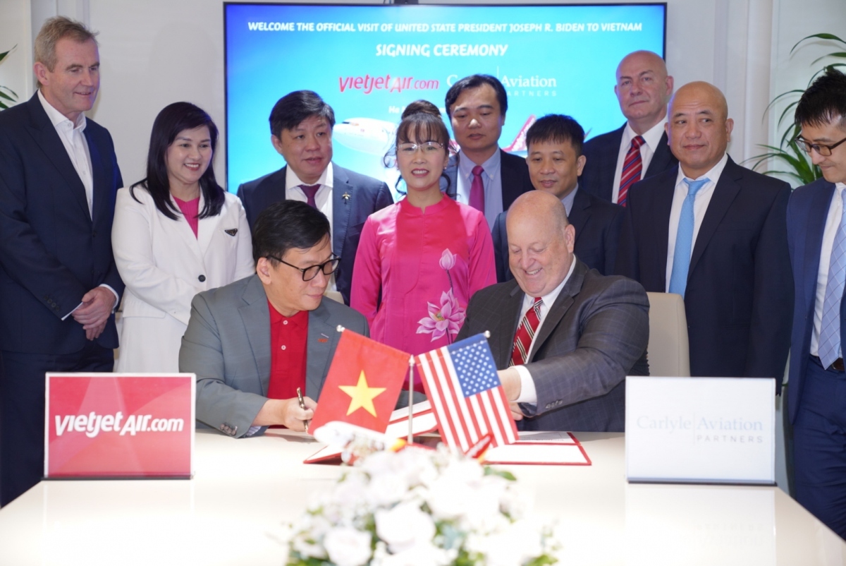 Vietjet Chief Executive Officer Dinh Viet Phuong (left) and Carlyle Aviation Partners Co-founder & President Robert Korn at the signing ceremony
