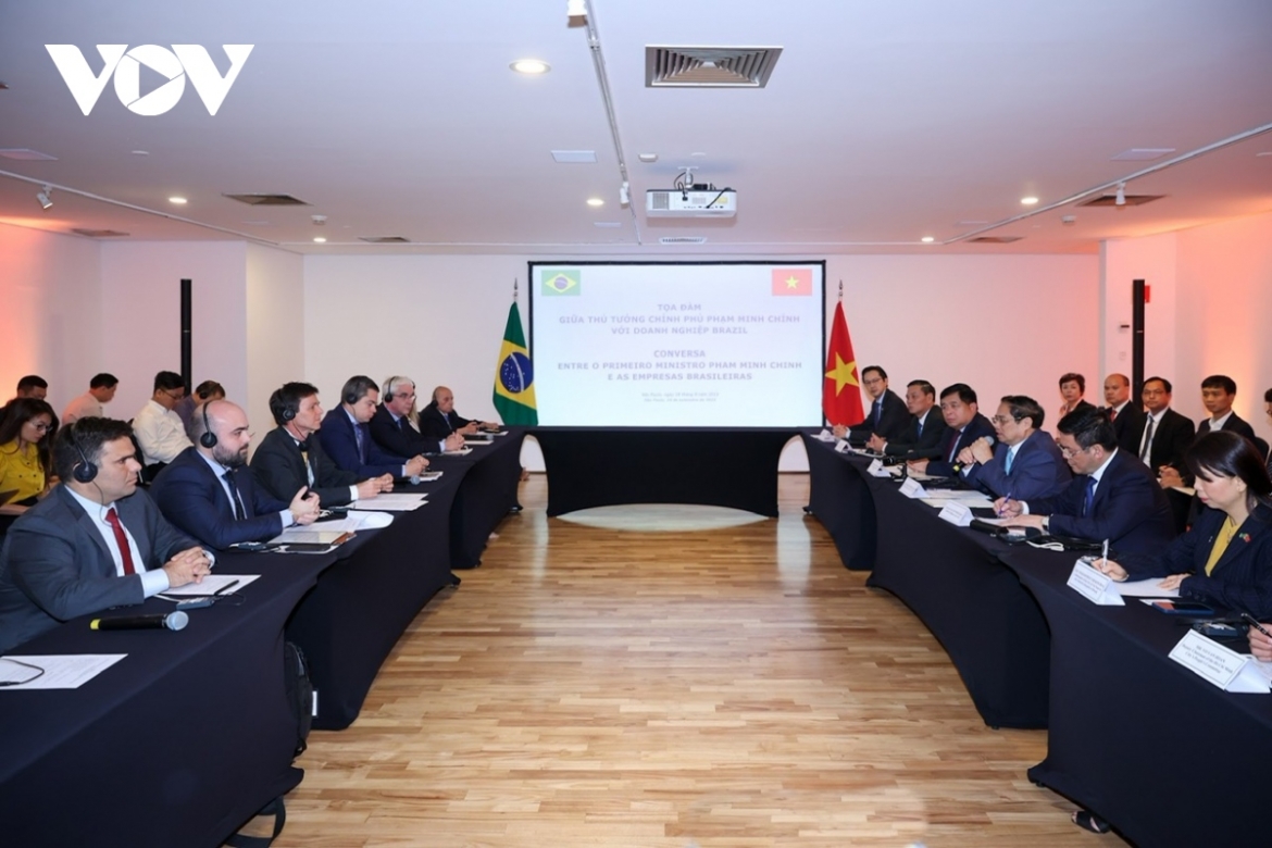 Prime Minister Pham Minh Chinh chairs a discussion with leading Brazilian businesses