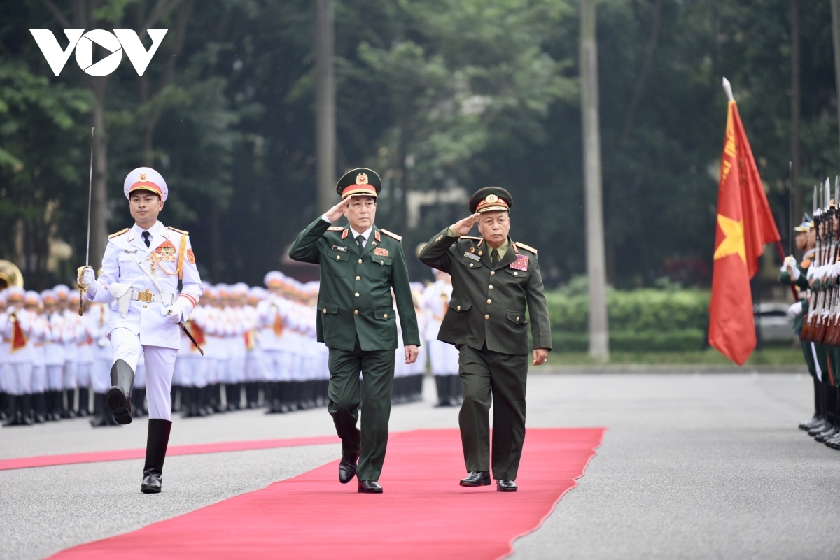 General Luong Cuong, director of the General Political Department of the Vietnam People’s Army, and Senior Lieutenant General Thongloi Silivong, Deputy Defense Minister and director of the General Political Department of the Laos People’s Army, review the guard of honour at the welcoming ceremony for the Lao officer in Hanoi on September 26.