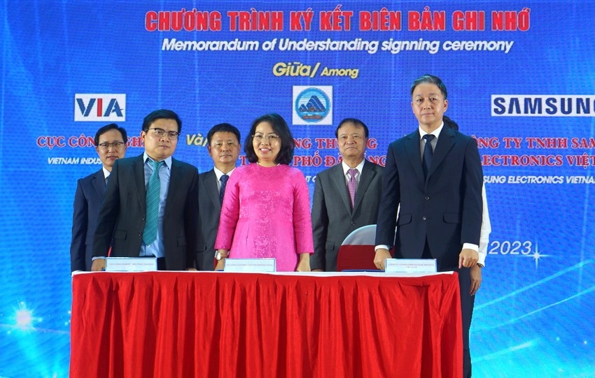 Representatives of Samsung Vietnam and the MoIT sign MoU in Da Nang City on September 12 to develop a smart factory project for Vietnamese enterprises in the central region. (Photo: Plo.vn)