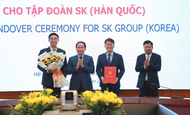 Leaders of Hai Phong city present the investment registration certificate to the RoLK's SK Group at a ceremony on September 22.